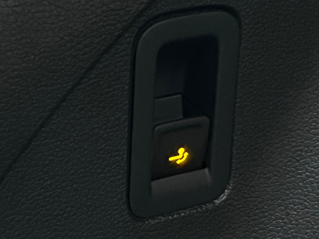 54146371-3.jpg