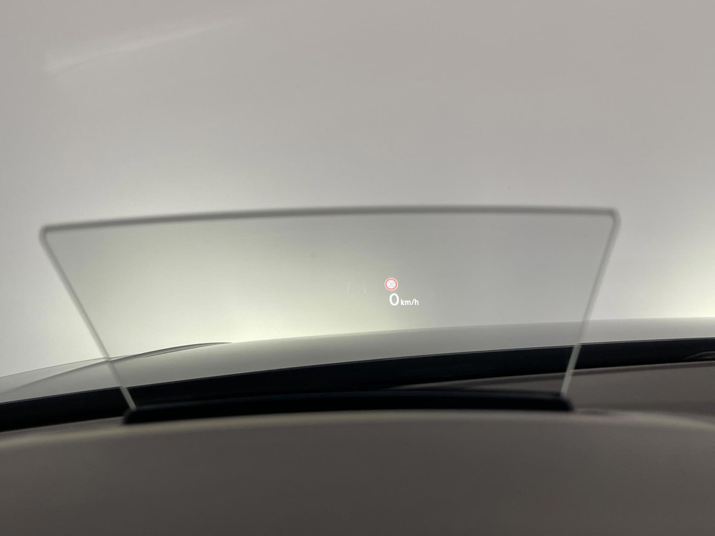 55637818-2.jpg